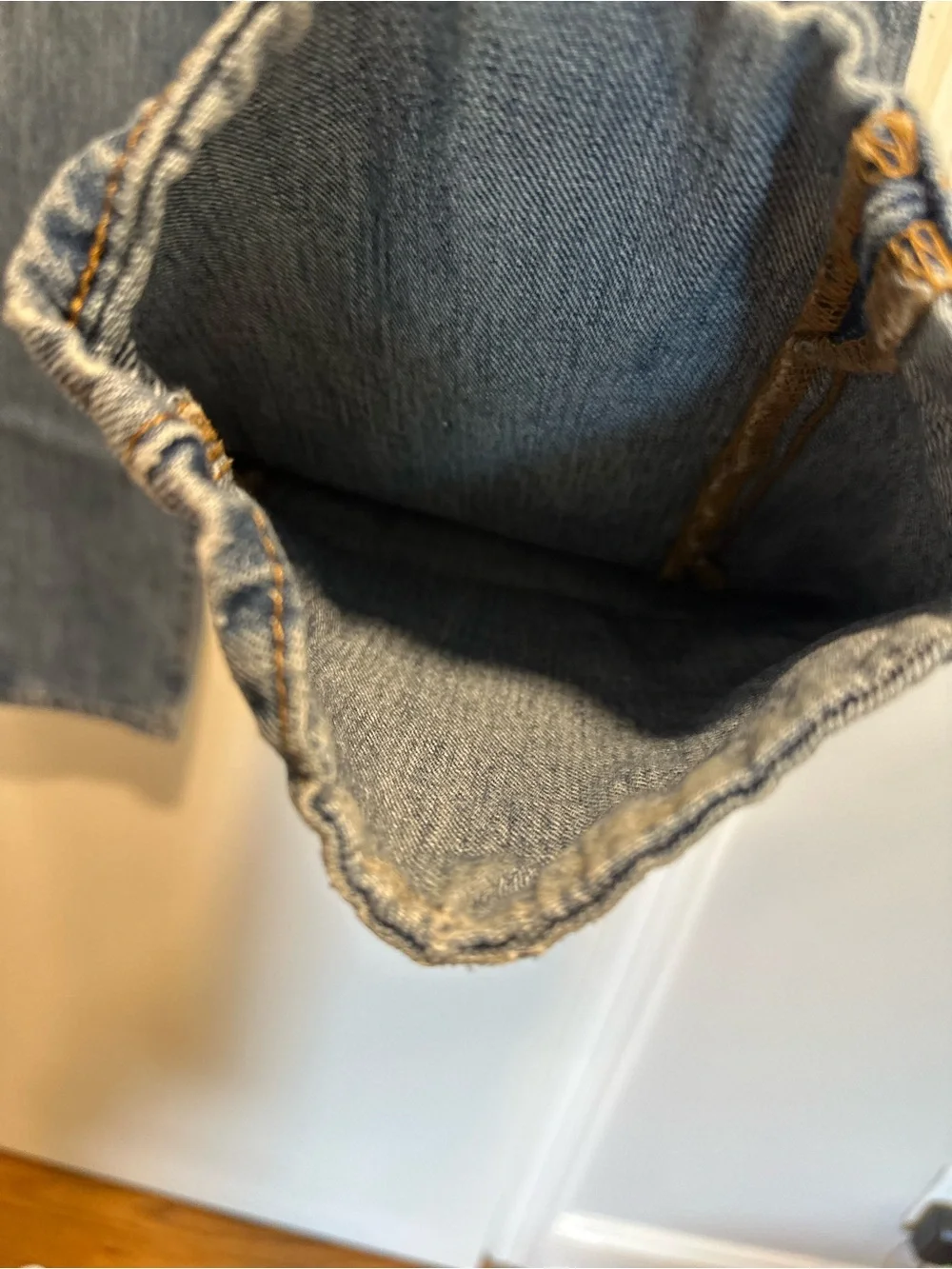 VTG style Levi's 501 Sz: 34x32 button fly straight leg medium wash blue jeans.